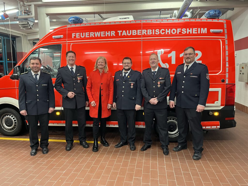 Die Geehrten: v.l.n.r. Leiter der Feuerwehr Stefan Lindtner, Ralf Vath, Bürgermeisterin Anette Schmidt, Mario Noe, Jürgen Thoma, Dominik Götzinger